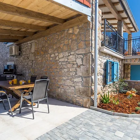 Apartament Old Stone House With A Heated Pool