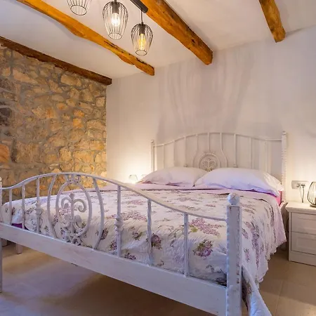 Old Stone House With A Heated Pool Apartmán