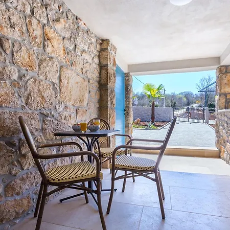 Old Stone House With A Heated Pool Apartmán