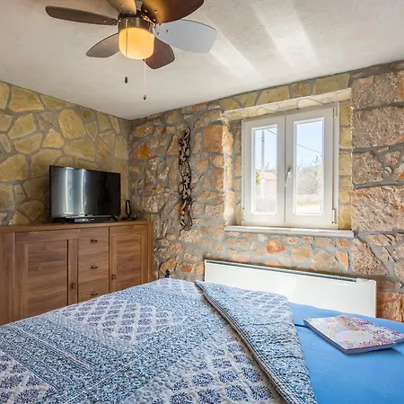 Apartmán Old Stone House With A Heated Pool *