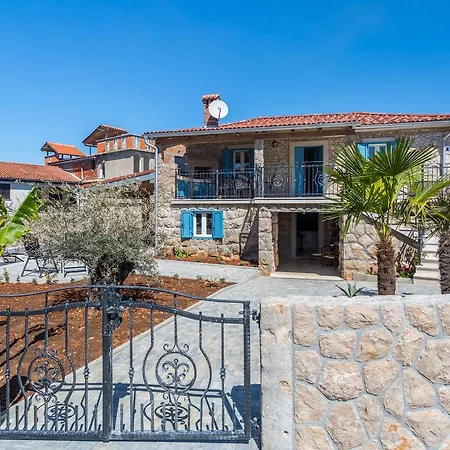 Apartmán Old Stone House With A Heated Pool *