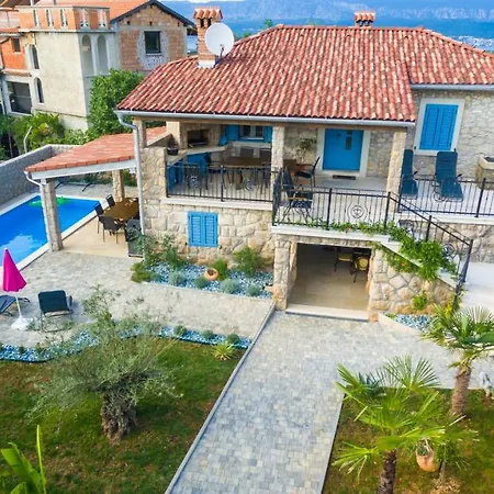 Apartmán Old Stone House With A Heated Pool